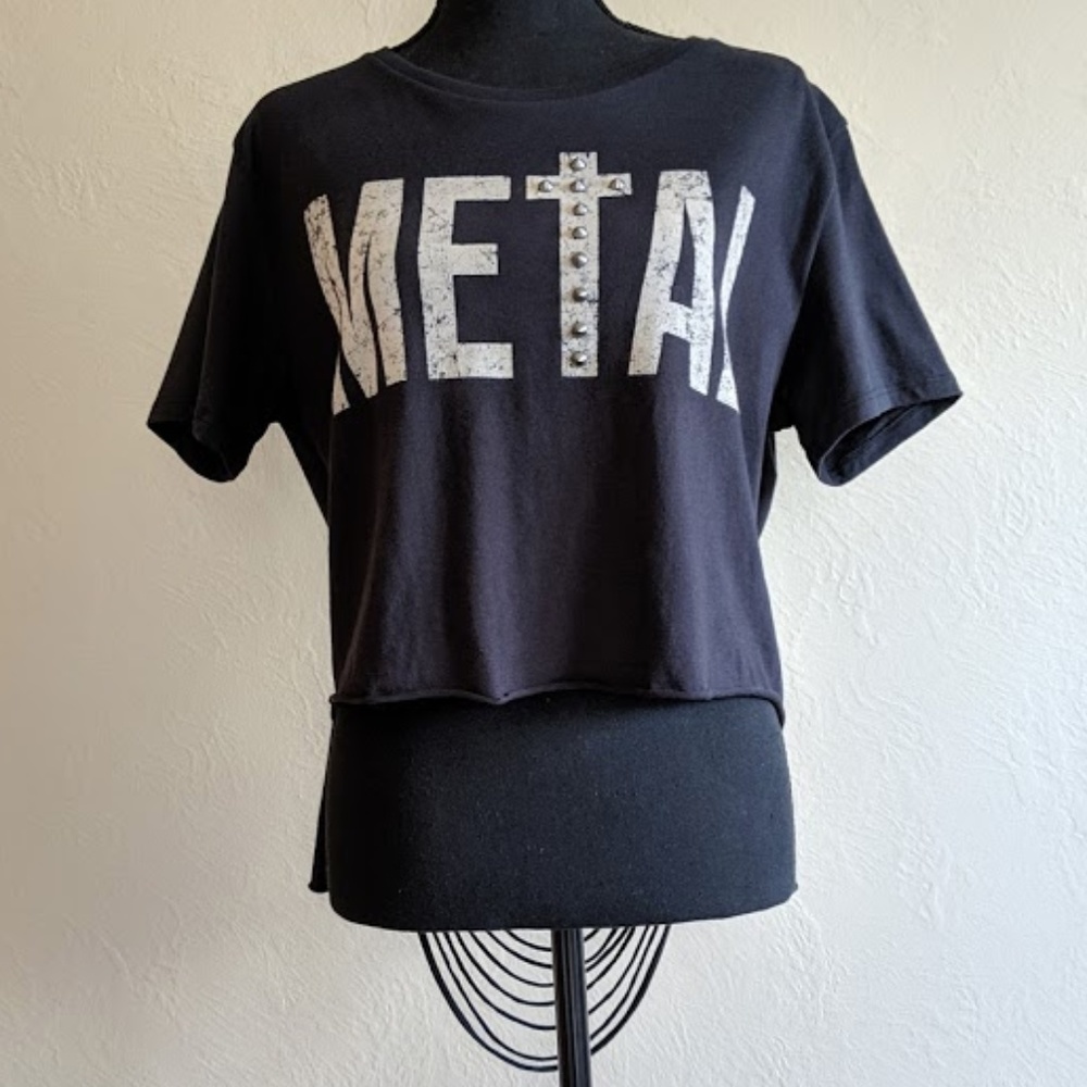 NWOT CROPPED TEE W/"METAL" GRAPHIC & CUT OPEN BACK